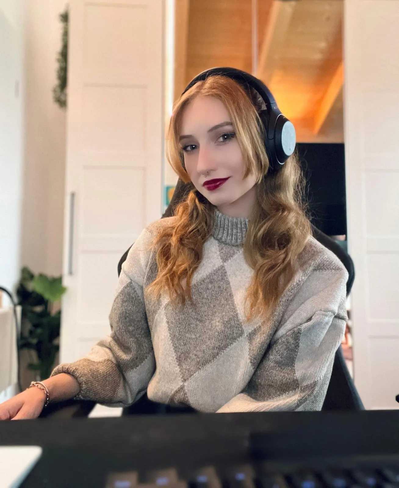Julia Gagesch an ihrem Schreibtisch